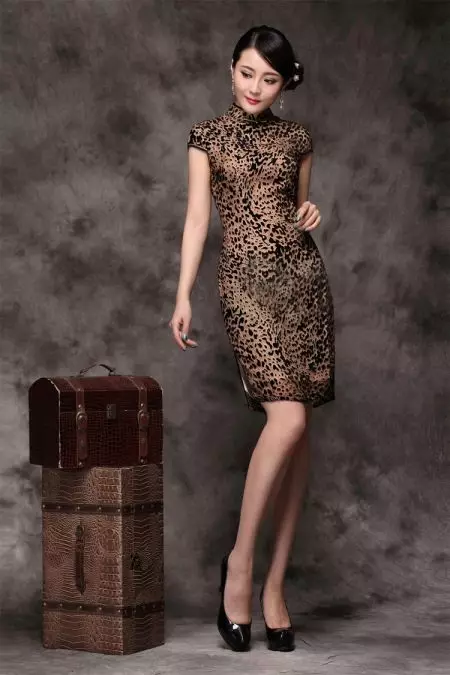 Dekorationen zu einem Leopardenkleid im chinesischen Stil