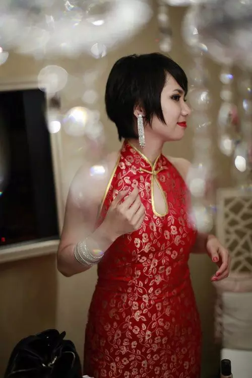 Σκουλαρίκια στο φόρεμα κινεζικού στιλ