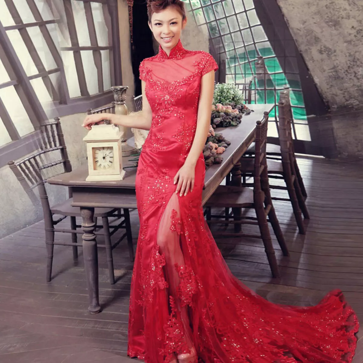 Raudona suknelė su nėriniais kinų stiliaus