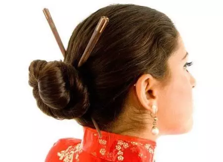 Չինական ոճի hairstyle- ը `Chopsticks- ով