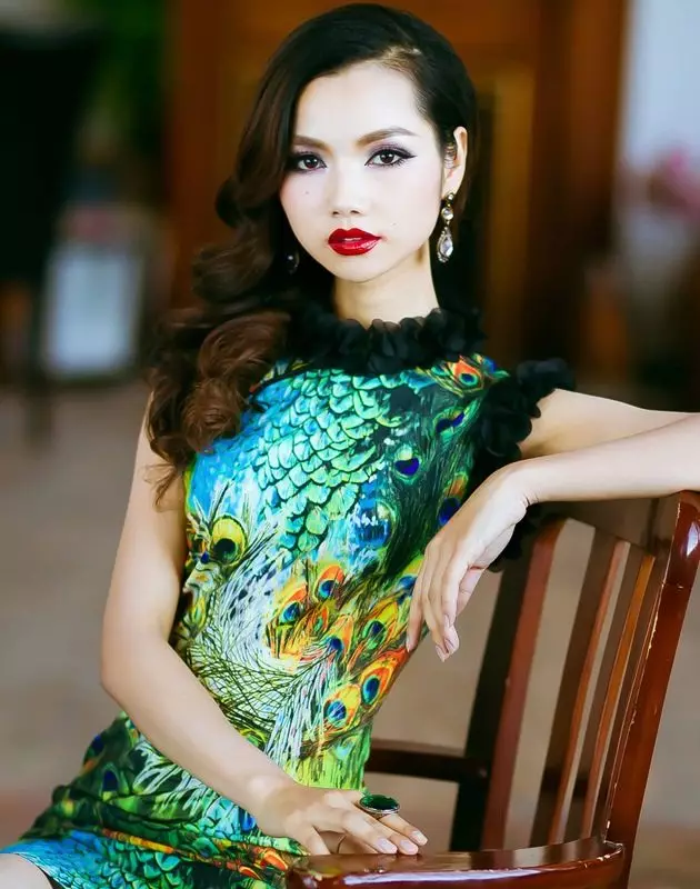 Šukuosena į kinų stiliaus suknelę