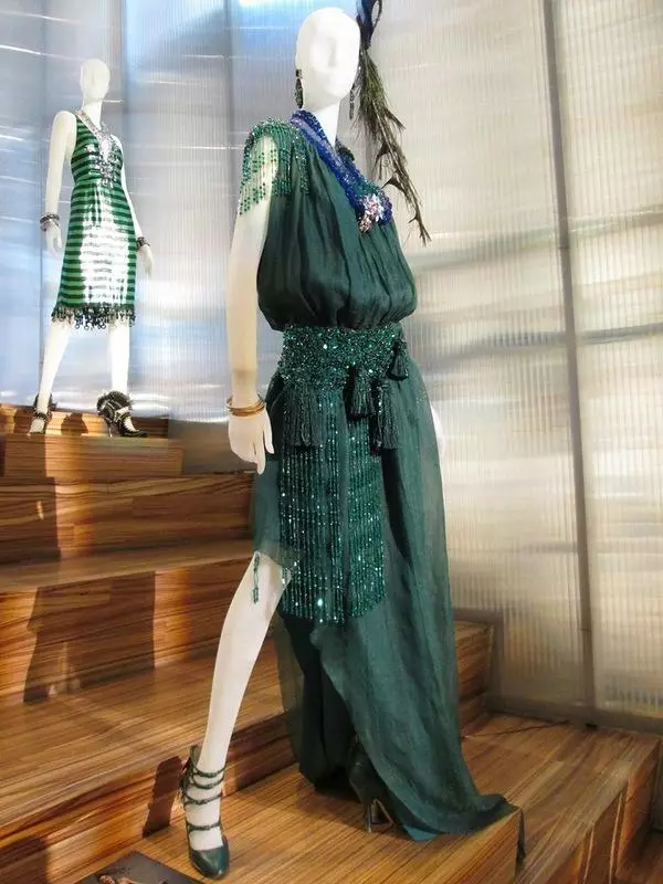 भुइँमा 20 को दशकको वन्टेज पोशाक