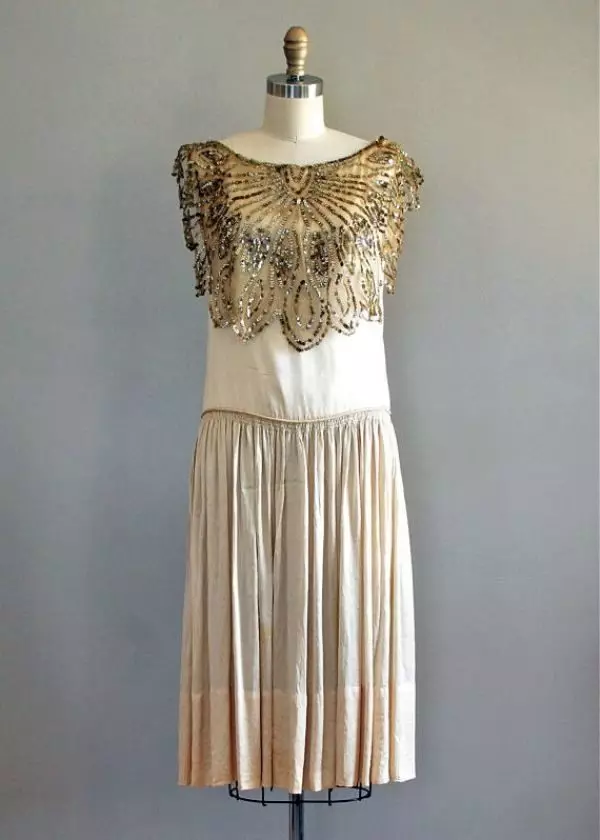 Vintage klänning med gyllene dekoration