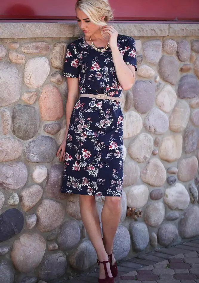 Letní ležérní šaty s malým květinovým tiskem