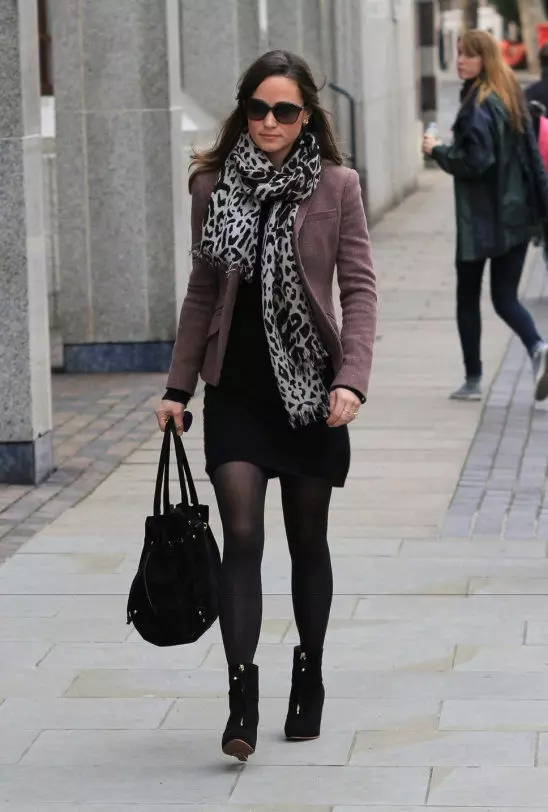 Rochie casual într-o combinație cu o eșarfă și jachetă caldă