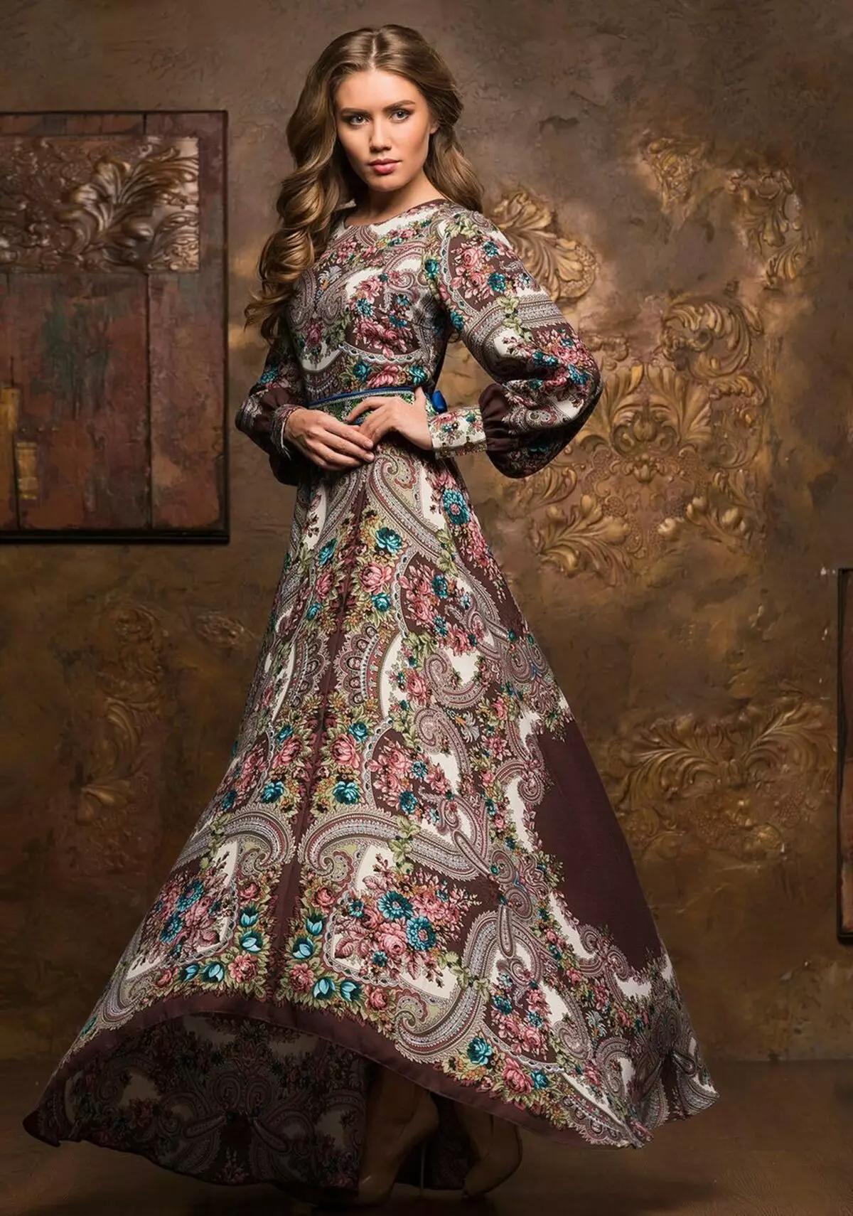 Современное народное платье. Платье в русском стиле. Платье стилизованное в русском стиле. Русский костюм в современном стиле. Современная одежда в русском стиле.