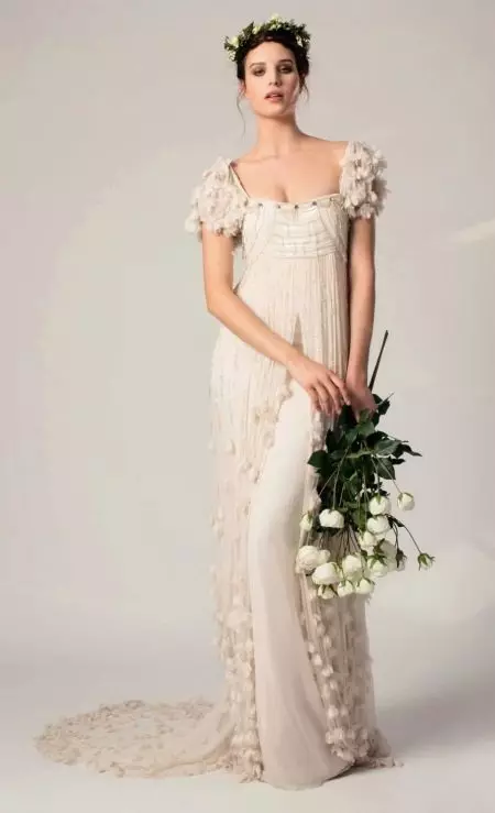 एक ल्यानिन बाडलको साथ एम्फीली शैलीको विवाहमा पोशाक