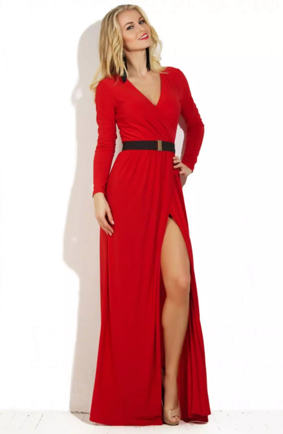 فستان سهرة أحمر مع خفض ليست باهظة الثمن