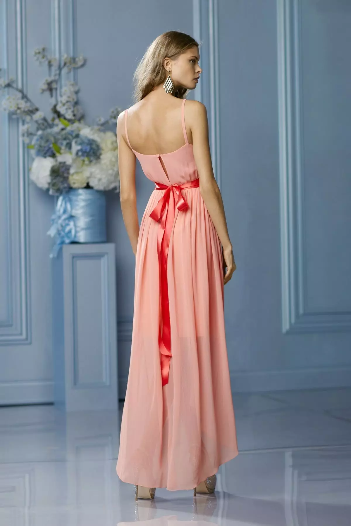 Persika klänning med fuchsia färgbåge