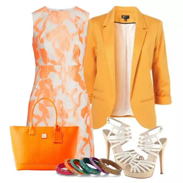 Gaun putih-peach dengan tas oranye