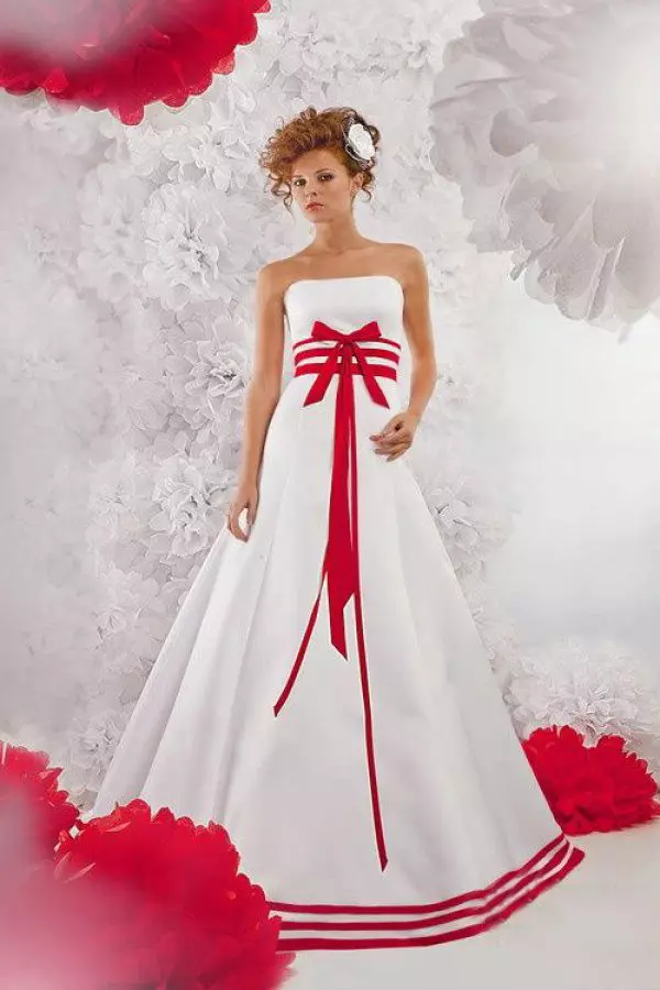 Váy cưới với các yếu tố màu đỏ
