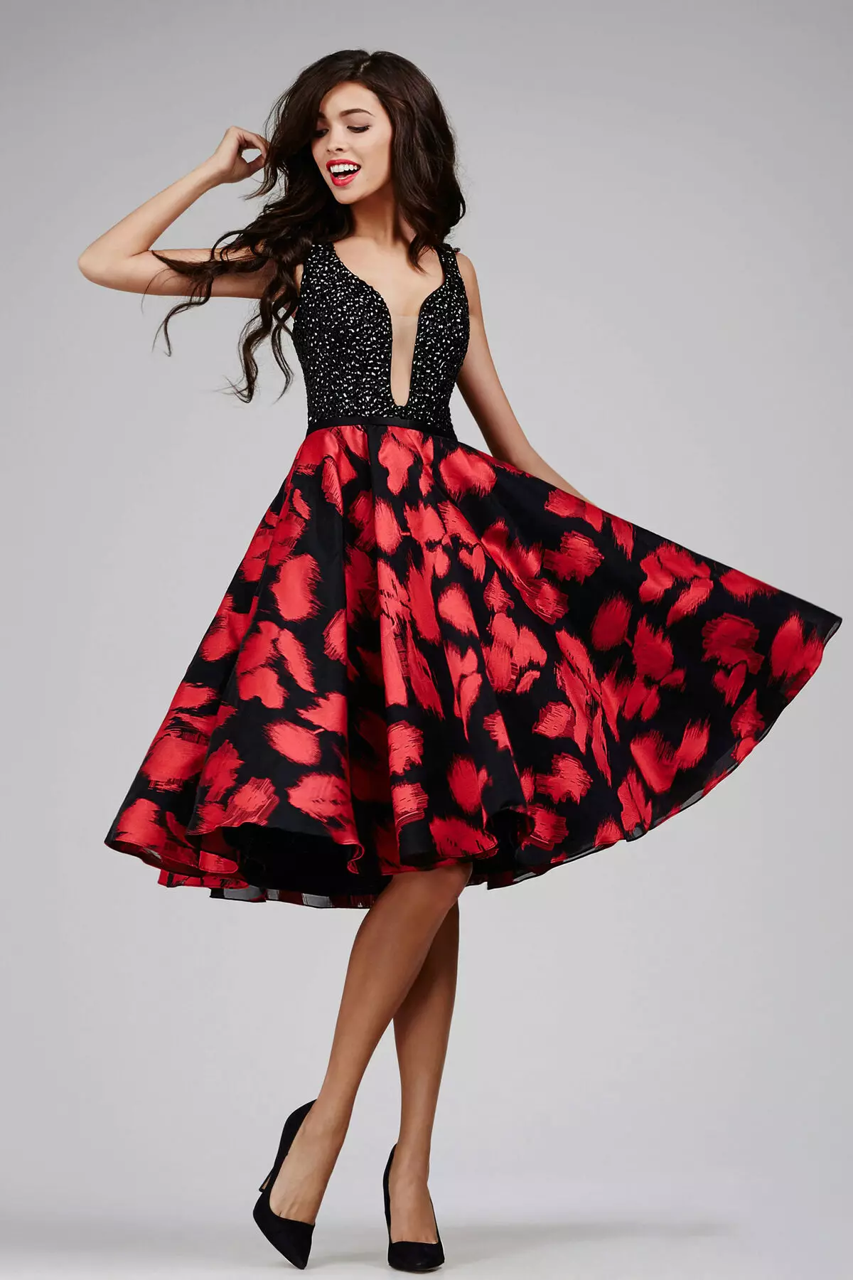 Vestido negro con flores rojas.