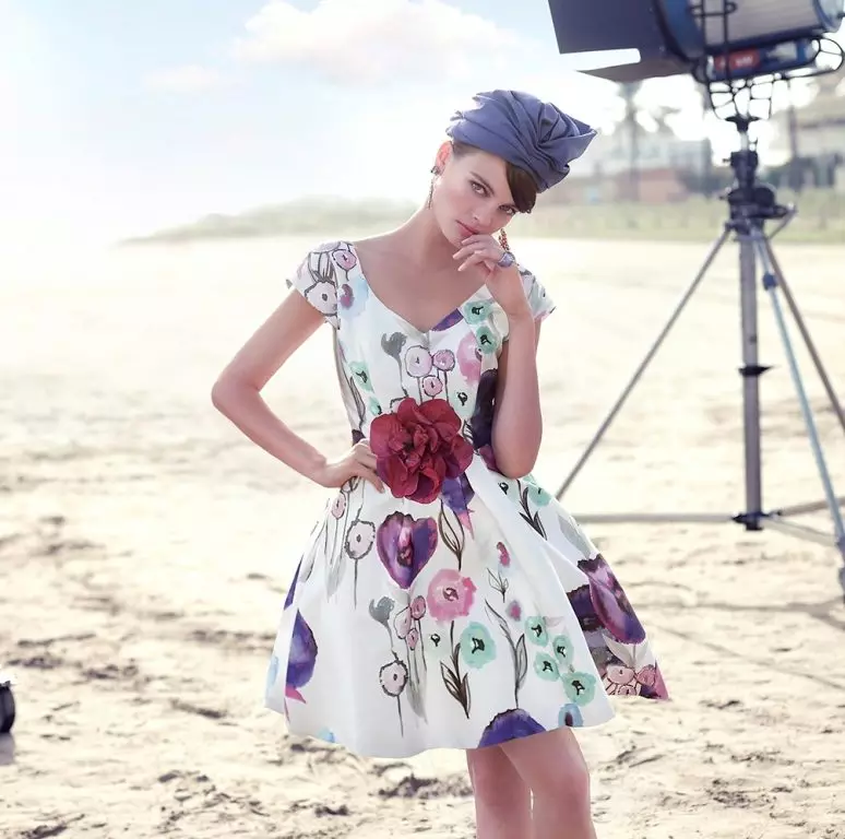 Vestido blanco con estampado de flores