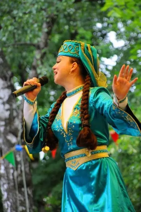 Tatar saman Negara (66 Gambar): Costumes Wanita dan Bayi Tatar Negara untuk Girls 14773_13