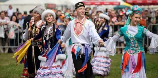 Tatar saman Negara (66 Gambar): Costumes Wanita dan Bayi Tatar Negara untuk Girls 14773_24