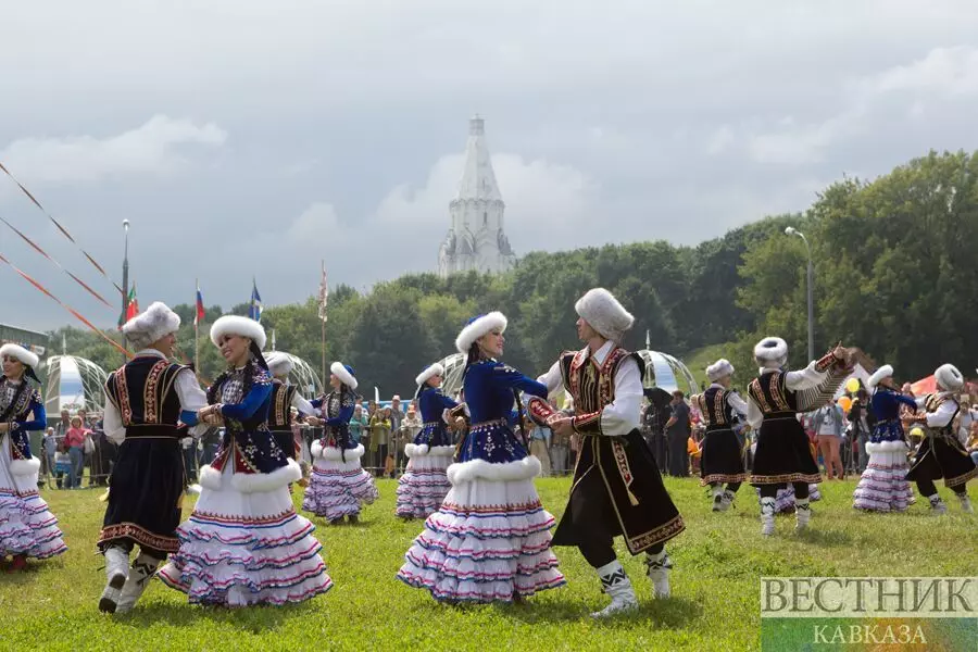 Tatar saman Negara (66 Gambar): Costumes Wanita dan Bayi Tatar Negara untuk Girls 14773_28