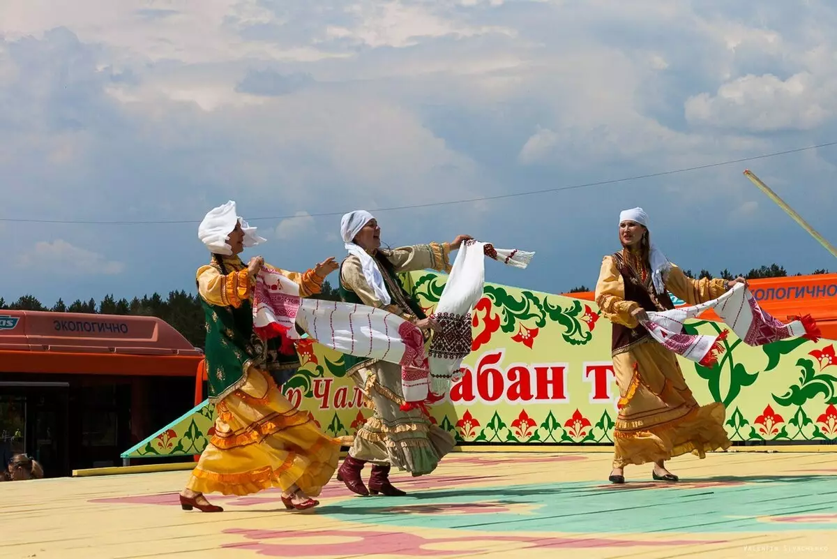 Tatar saman Negara (66 Gambar): Costumes Wanita dan Bayi Tatar Negara untuk Girls 14773_3
