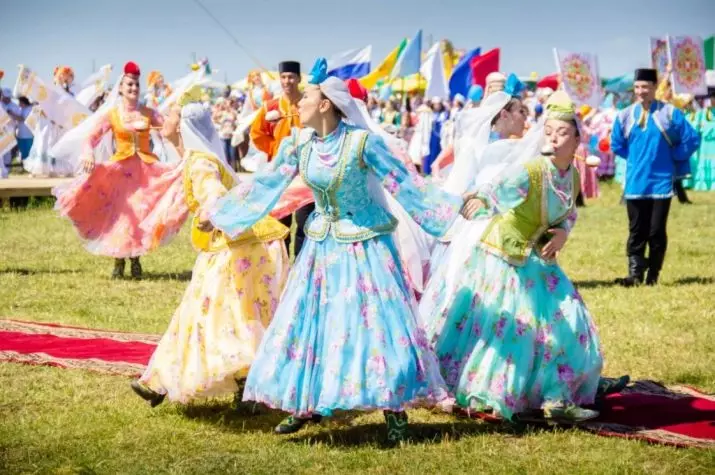 Татарская нацыянальны касцюм (66 фота): жаночыя і дзіцячыя нацыянальныя касцюмы татараў для дзяўчынкі 14773_37