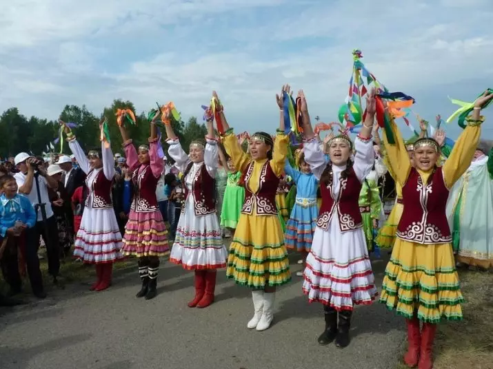 Татар милли киемнәр (66 иллюстрация): Кызлар өчен хатын-кызлар һәм Сина Милли татарлар костюмнар 14773_45