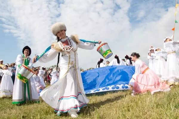 Tataars Nasionale pak (66 Pictures): Vroue- en Baby Nasionale Tartare kostuums vir Meisies 14773_5