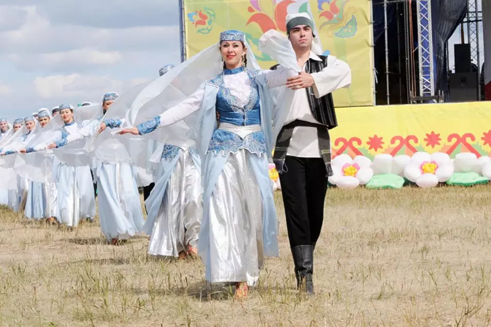 Tatar saman Negara (66 Gambar): Costumes Wanita dan Bayi Tatar Negara untuk Girls 14773_50
