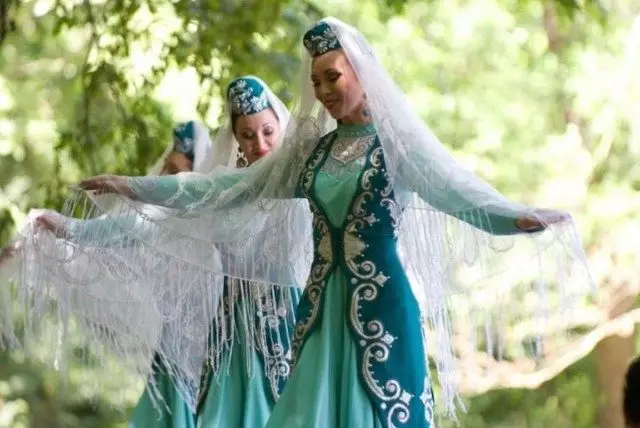 Tatar saman Negara (66 Gambar): Costumes Wanita dan Bayi Tatar Negara untuk Girls 14773_65