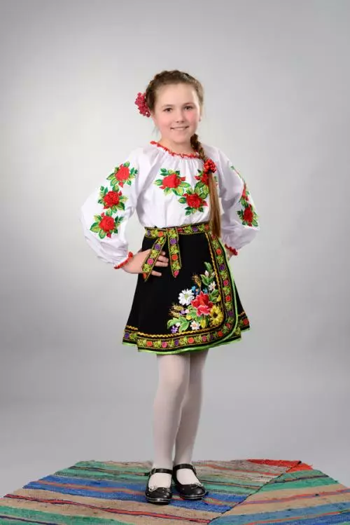 Ukrajinski narodne nošnje (60 slike): za djevojčice, muški, ženski, dječje kostim naroda Ukrajine 14774_36