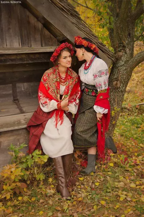 युक्रेनियन नॅशनल पोशाख (60 फोटो): युक्रेनच्या लोकांसाठी मुली, मादी, पुरुष, मुलांच्या पोशाखांसाठी 14774_39