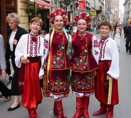 Ukrajinski narodne nošnje (60 slike): za djevojčice, muški, ženski, dječje kostim naroda Ukrajine 14774_53