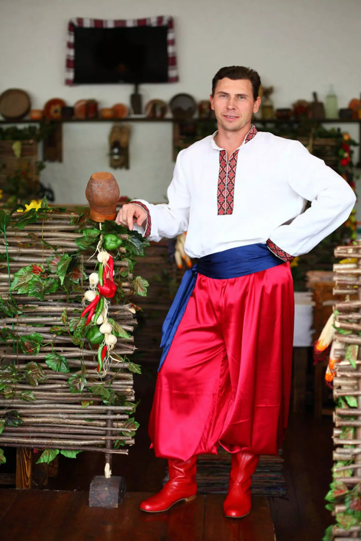 युक्रेनियन नॅशनल पोशाख (60 फोटो): युक्रेनच्या लोकांसाठी मुली, मादी, पुरुष, मुलांच्या पोशाखांसाठी 14774_9