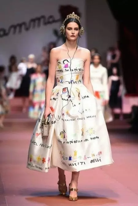 لباس متوسط ​​لباس با نقاشی های شبیه به کودکان Dolce & Gabbana