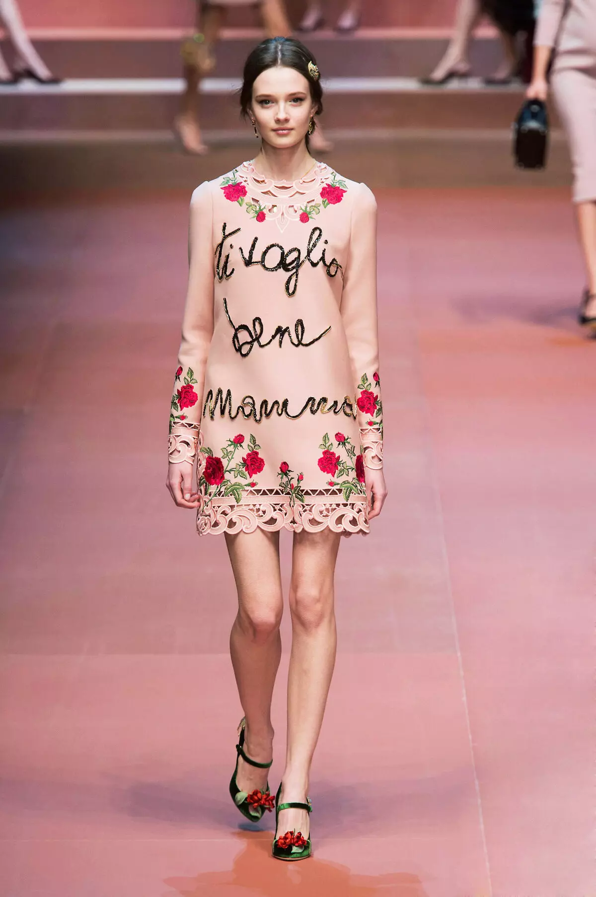 Różowa sukienka z różami na pokazie mody Dolce & Gabbana
