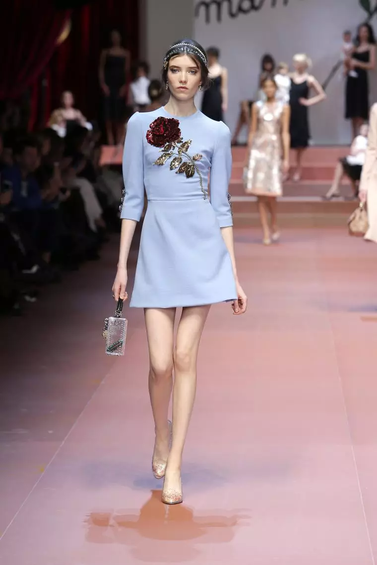 Vestido azul con rosas en el desfile de moda Dolce & Gabbana