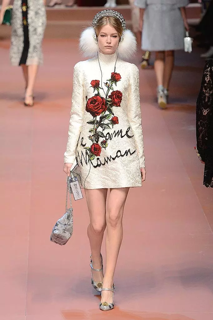 Vestido beige con rosas en un espectáculo de moda Dolce & Gabbana