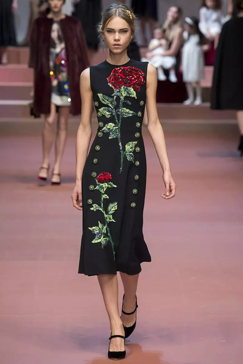 Czarna sukienka z różami na pokazie mody Dolce & Gabbana
