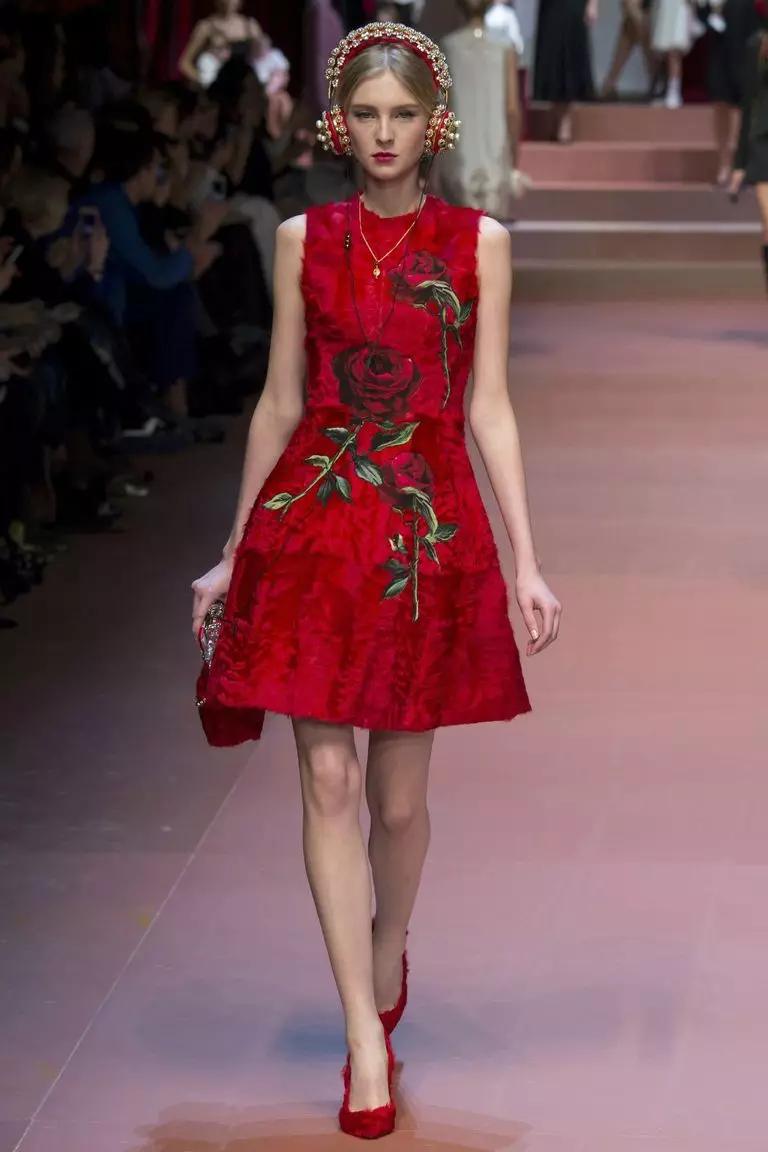 Czerwona sukienka z różami na pokazie mody Dolce & Gabbana