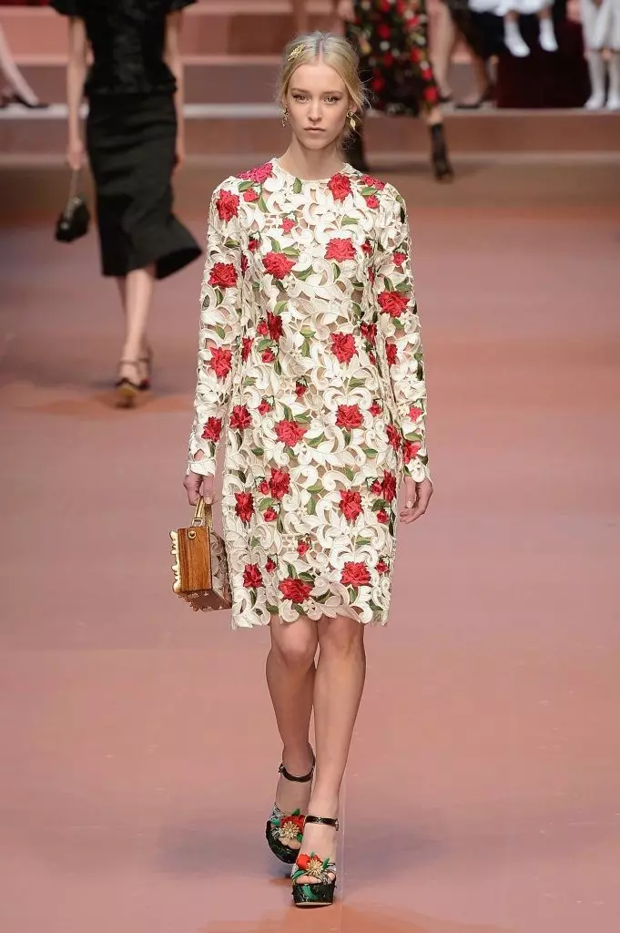 Beżowa sukienka z różami i perforacją na pokazie mody Dolce Gabbana