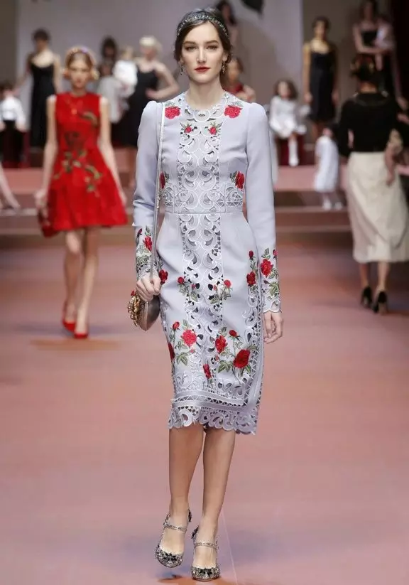 Gray-acha anụnụ anụnụ uwe na Roses na fashionable show site Dolce Gabbana