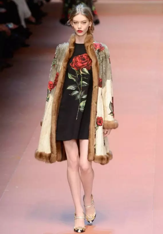 Nwa uwe na Roses na fashionable show Dolce Gabbana