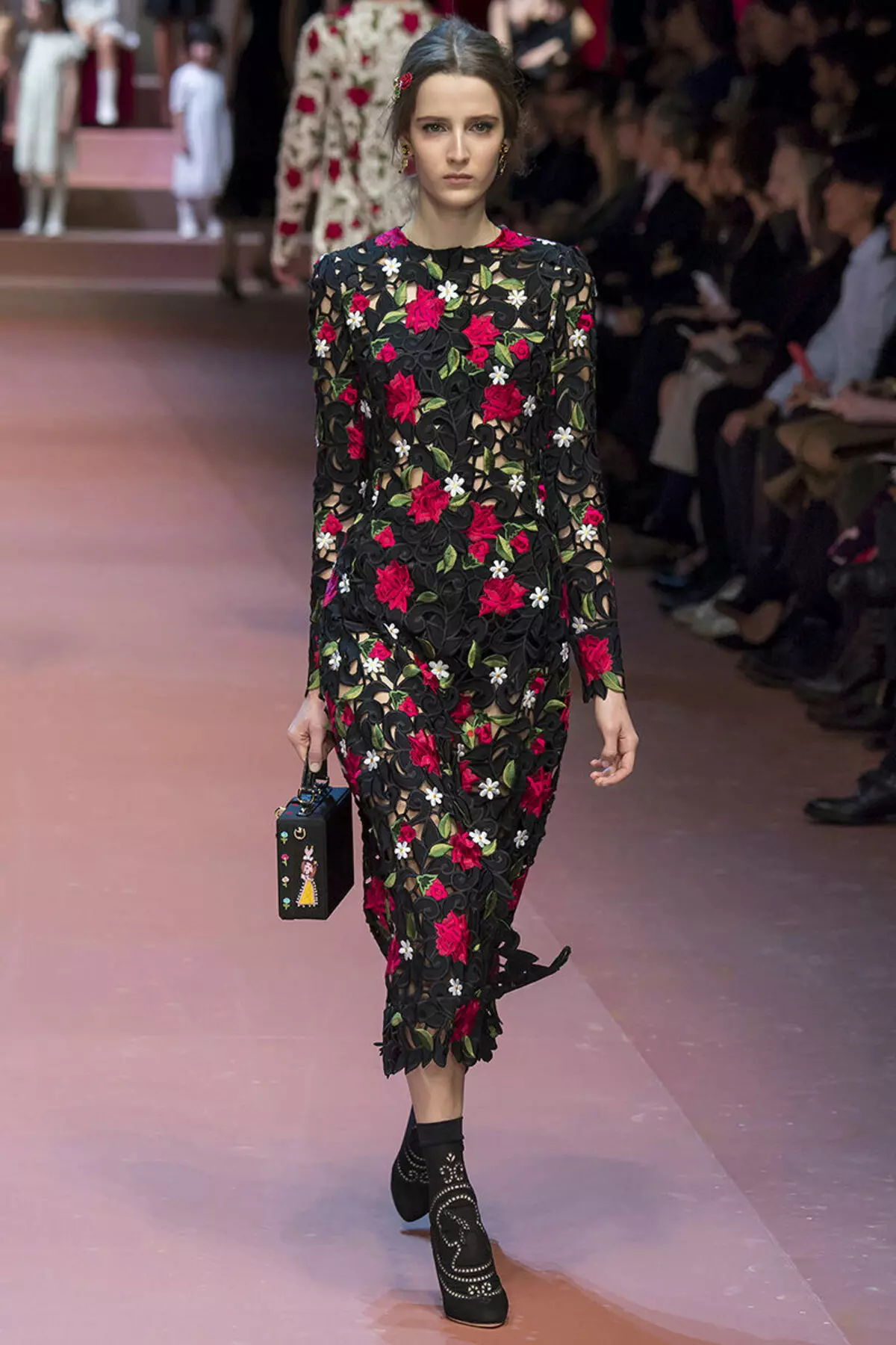 Čierne šaty s ružami Dolce Gabbana