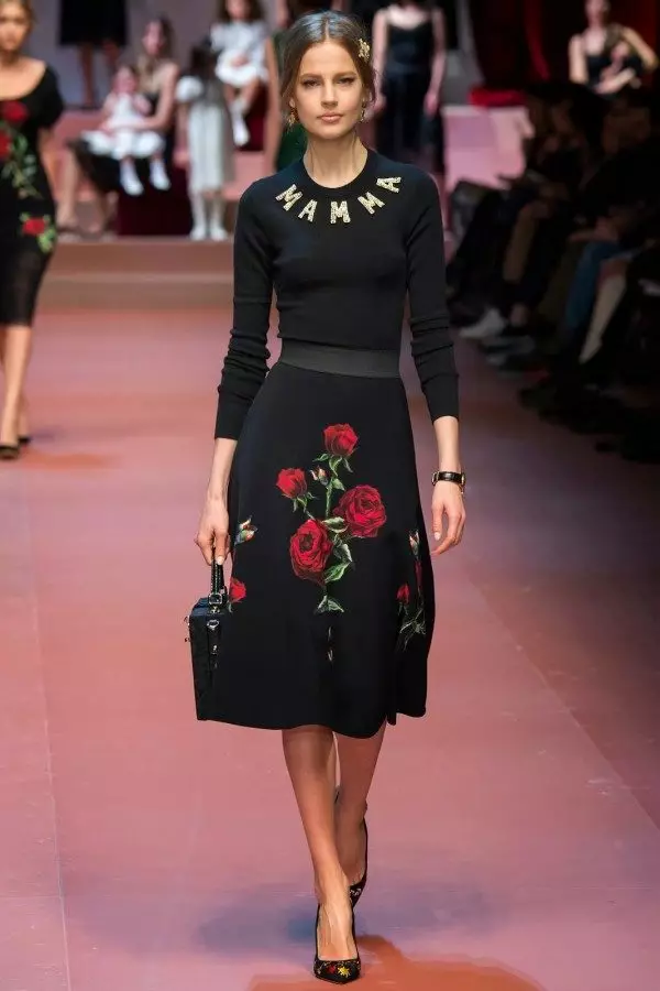 Чорна сукня з трояндами Дольче Габбана