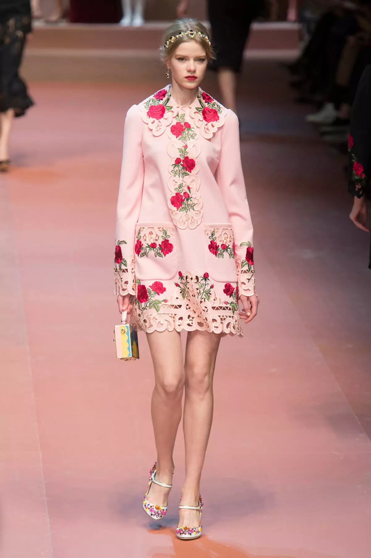 Różowa sukienka z różami Dolce Gabbana