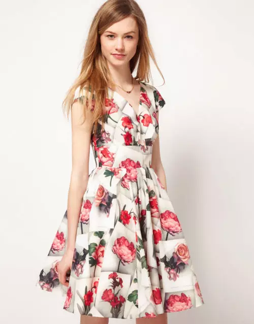 Λευκό φόρεμα με φούστα Κυρ με τριαντάφυλλο