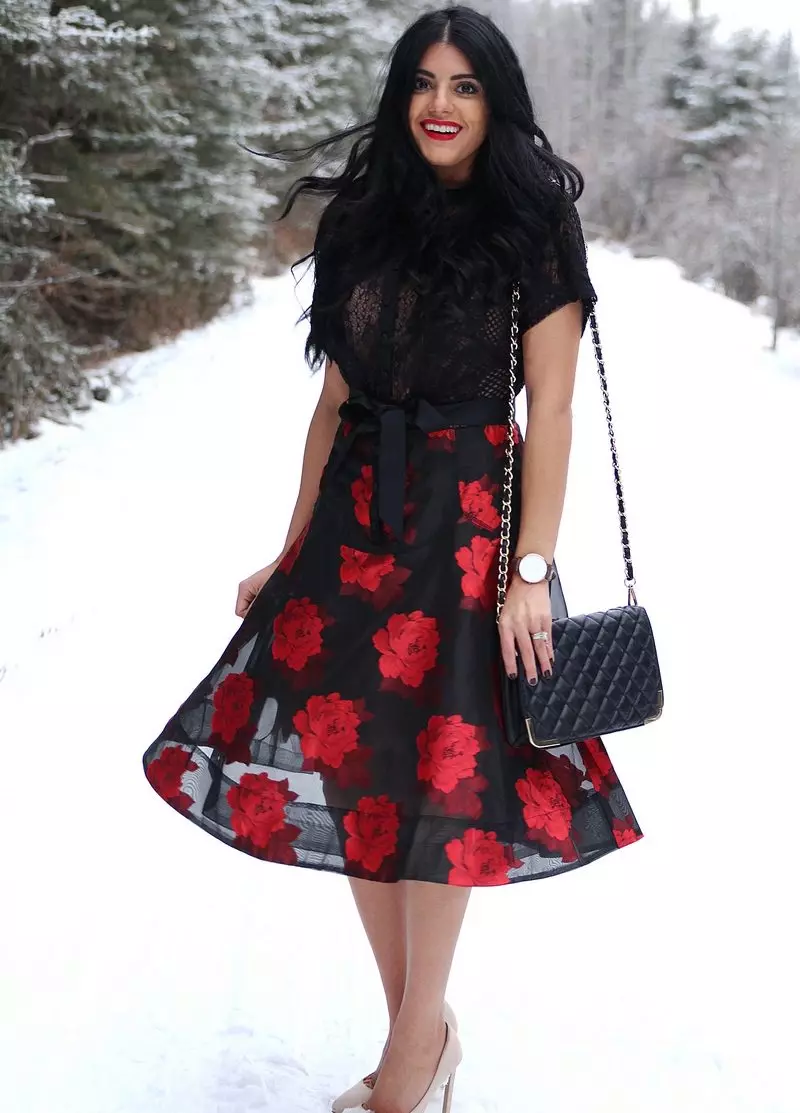 Vestido negro con rosas rojas.