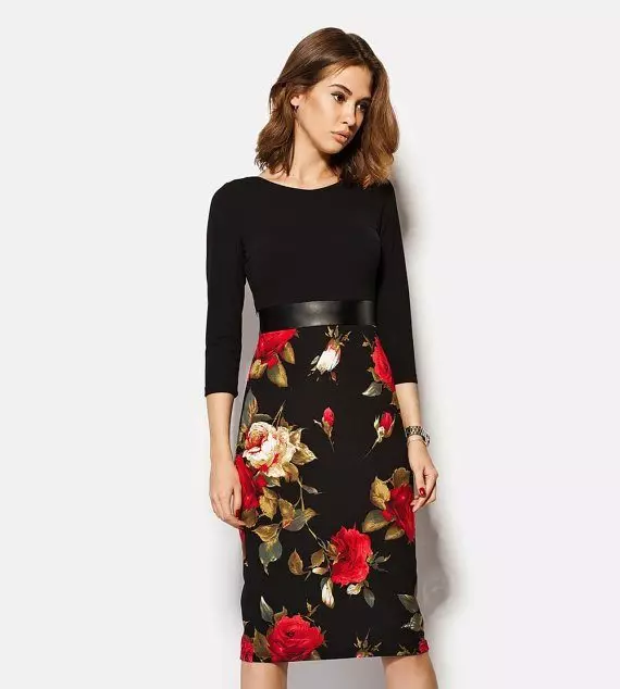 Φόρεμα με τριαντάφυλλα στη φούστα