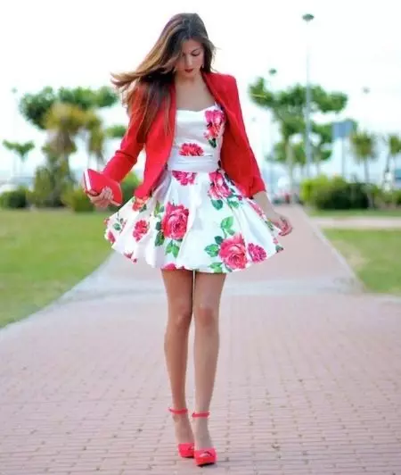 Біле плаття з трояндами в поєднання з червоним жакетом