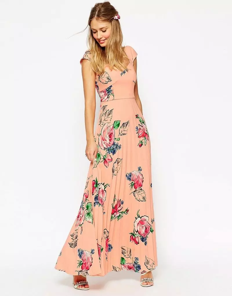 Sandalias para un vestido largo con rosas.