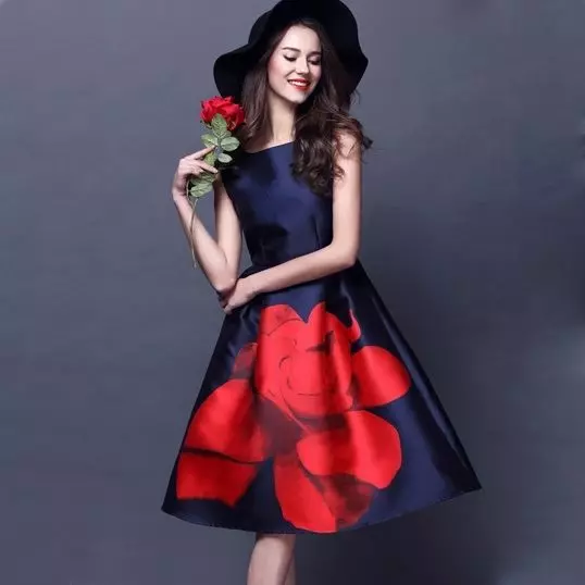 Φόρεμα με ένα μεγάλο τριαντάφυλλο στη φούστα