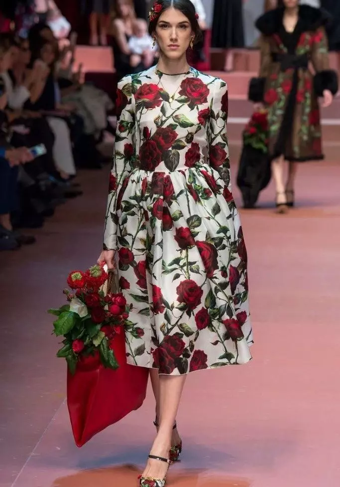 Φόρεμα με απλά τριαντάφυλλα μεσαίου μήκους