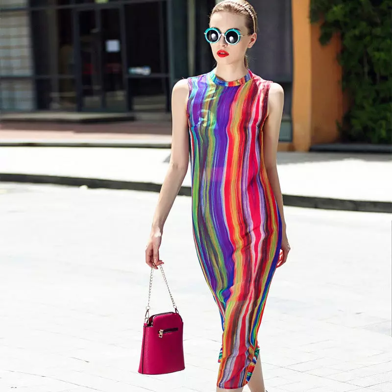 Kleid mit farbigem vertikalen Streifen